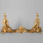 Belle barre de chenets de style Louis XV en bronze doré