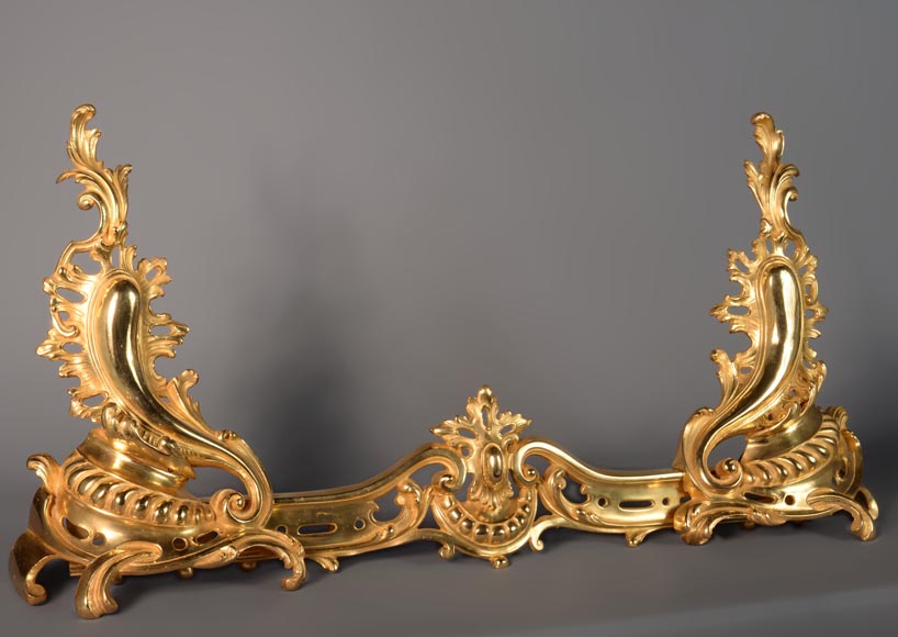 Belle barre de chenets de style Louis XV en bronze doré-1