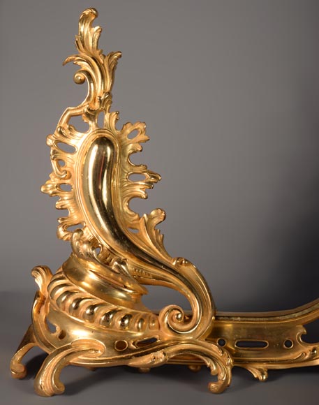Belle barre de chenets de style Louis XV en bronze doré-2