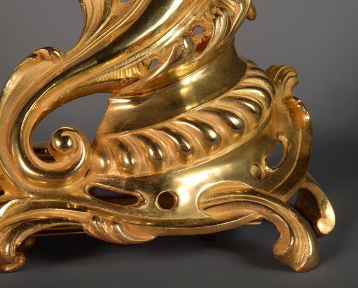 Belle barre de chenets de style Louis XV en bronze doré-6