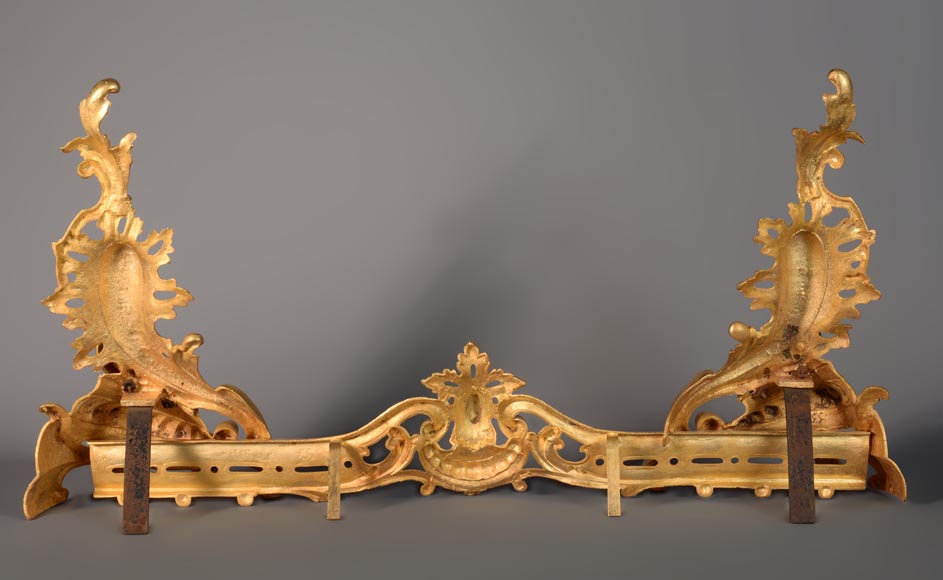 Belle barre de chenets de style Louis XV en bronze doré-7
