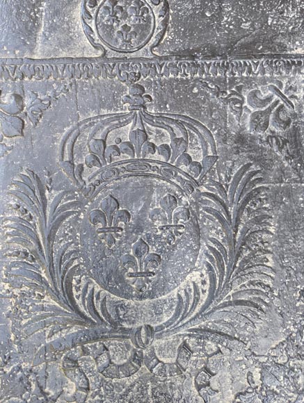 Plaque de cheminée aux armes de France du XVIIIe siècle-1