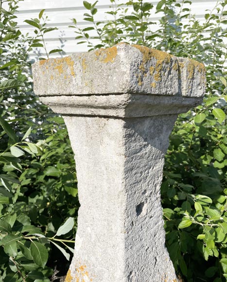 Colonne en pierre surmontée d'un plateau-4