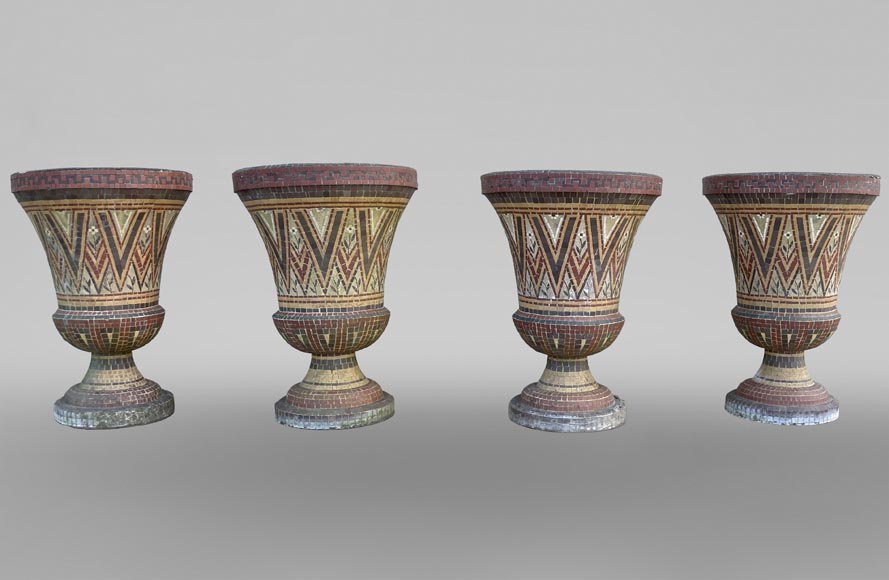 Quatre vases de jardin en mosaïque-0