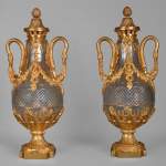 Paire de vases en cristal et bronze doré de style Louis XVI