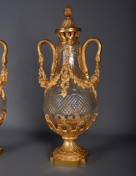 Paire de vases en cristal et bronze doré de style Louis XVI-3