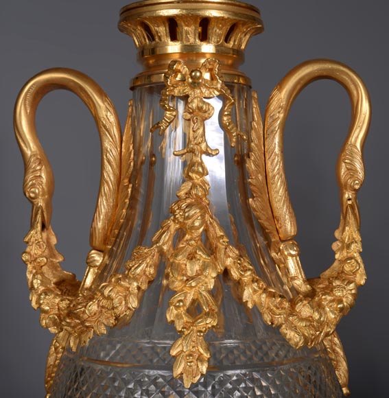 Paire de vases en cristal et bronze doré de style Louis XVI-5