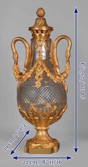 Paire de vases en cristal et bronze doré de style Louis XVI-10
