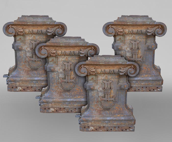 Quatre bases de pilastre en fonte ornés d'une armoirie-0