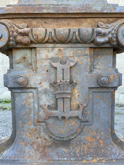 Quatre bases de pilastre en fonte ornés d'une armoirie-1