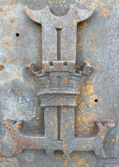 Quatre bases de pilastre en fonte ornés d'une armoirie-2