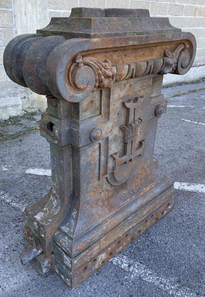 Quatre bases de pilastre en fonte ornés d'une armoirie-3