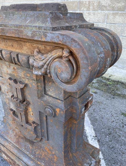 Quatre bases de pilastre en fonte ornés d'une armoirie-4