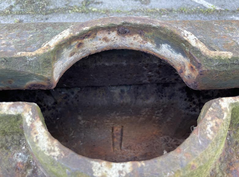 Quatre bases de pilastre en fonte ornés d'une armoirie-7