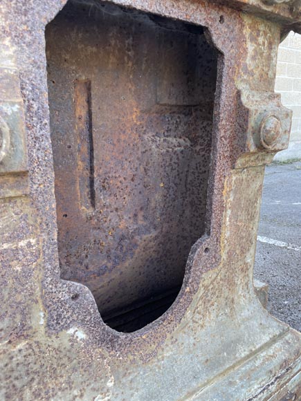 Quatre bases de pilastre en fonte ornés d'une armoirie-8