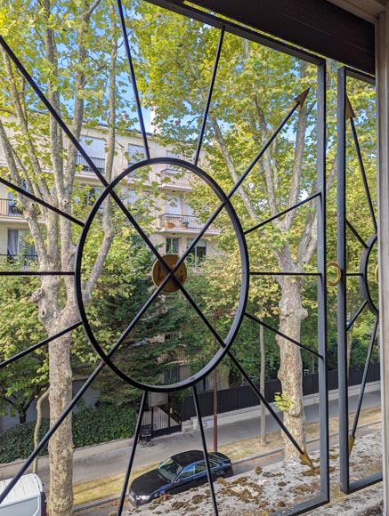 Ensemble de grilles de fenêtre en fer forgé au décor de flèches-7