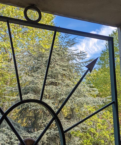 Ensemble de grilles de fenêtre en fer forgé au décor de flèches-9