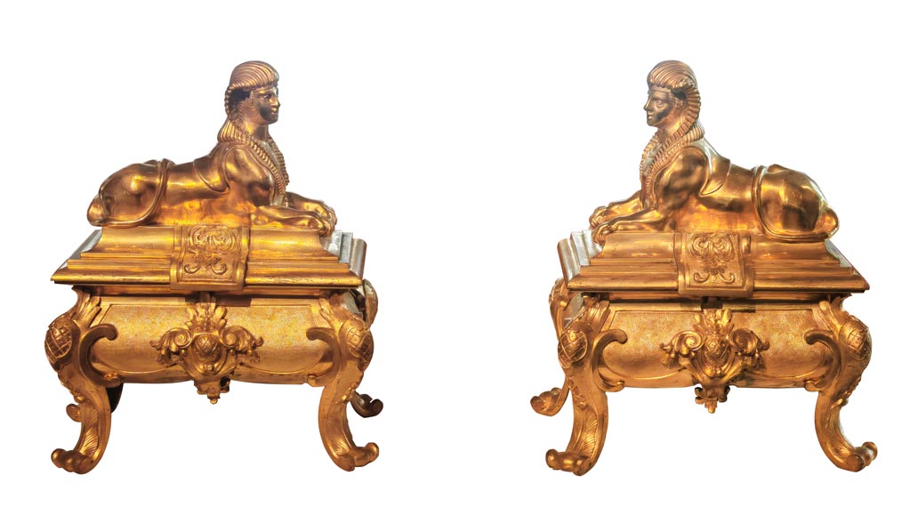 Paire de chenets de style Napoléon III aux sphinges, en bronze doré Paire de chenets de style Napoléon III aux sphinges, en bronze doré-0