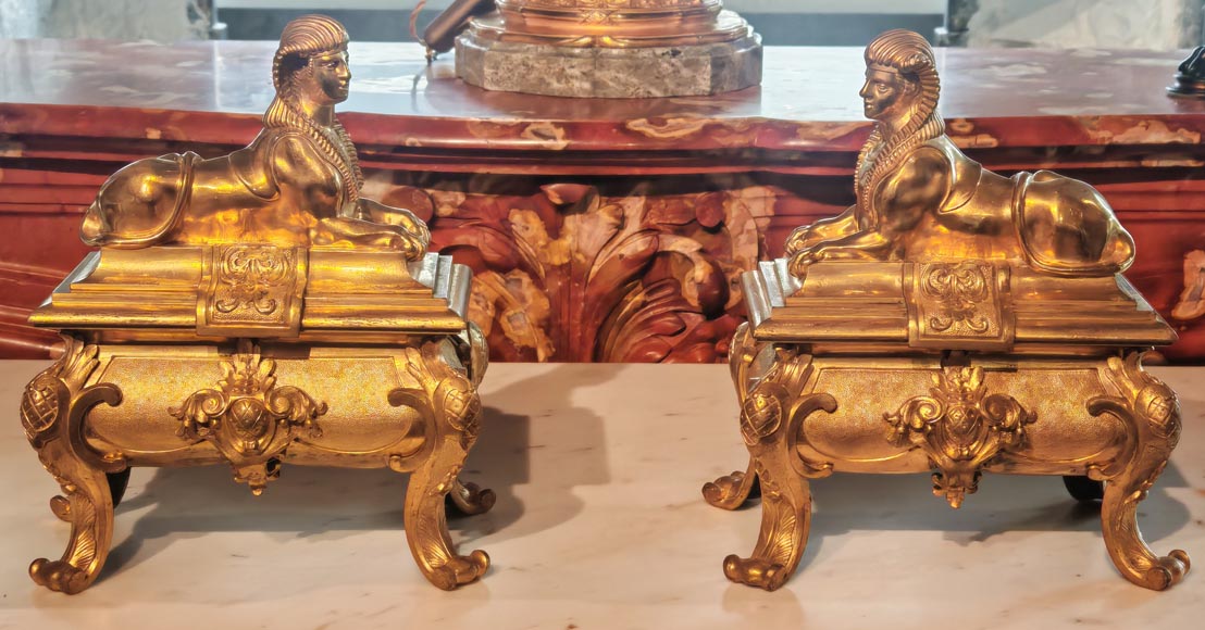 Paire de chenets de style Napoléon III aux sphinges, en bronze doré Paire de chenets de style Napoléon III aux sphinges, en bronze doré-1