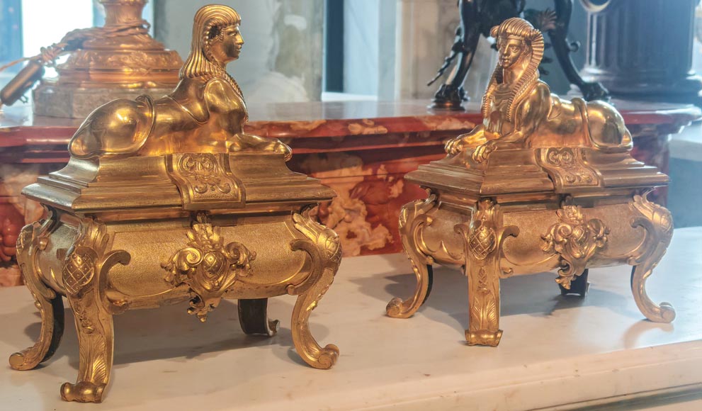 Paire de chenets de style Napoléon III aux sphinges, en bronze doré Paire de chenets de style Napoléon III aux sphinges, en bronze doré-2
