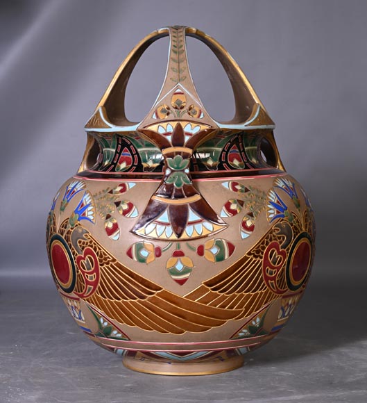 Faïencerie de Sarreguemines, Vase au décor de fleurs de lotus-1