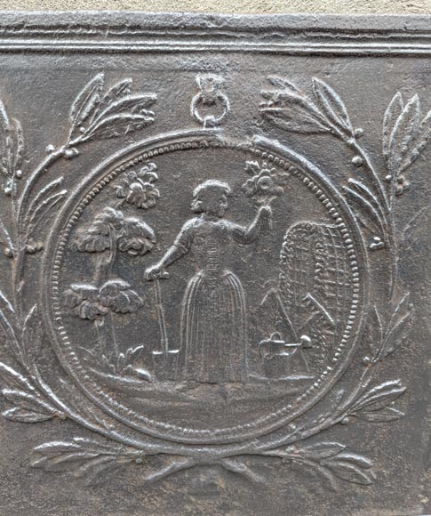 Plaque de cheminée avec médaillon représentant une bergère-1