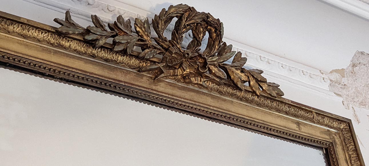 Trumeau doré de style Louis XVI à double couronne de laurier-2