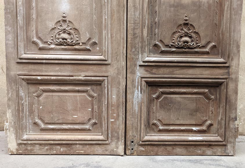 Double porte en chêne de style Napoléon III ornée d'une coquille-8