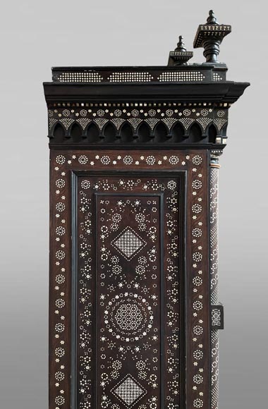 Cabinet en palissandre, marqueterie d’os et de bois clair-4