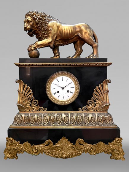 Pendule au lion de style Empire en marbre noir et bronze doré Pendule au lion de style Empire en marbre noir et bronze doré-0