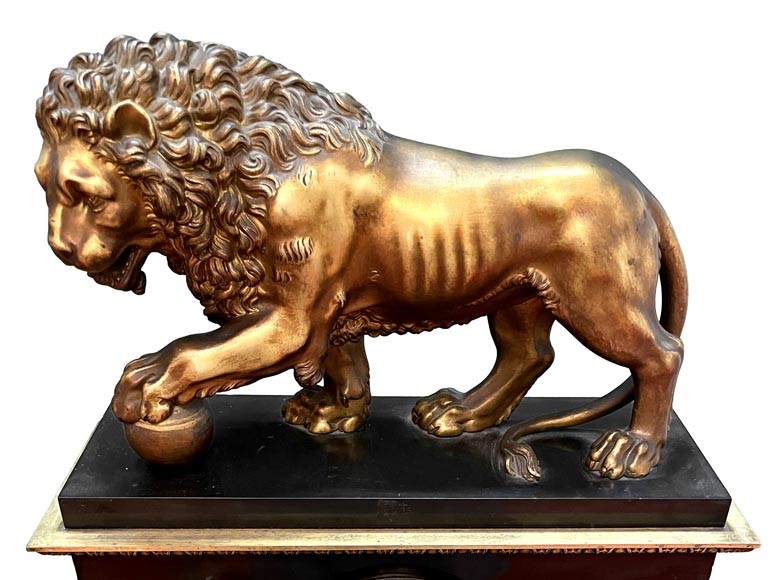 Pendule au lion de style Empire en marbre noir et bronze doré Pendule au lion de style Empire en marbre noir et bronze doré-1