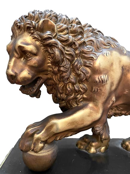 Pendule au lion de style Empire en marbre noir et bronze doré Pendule au lion de style Empire en marbre noir et bronze doré-2