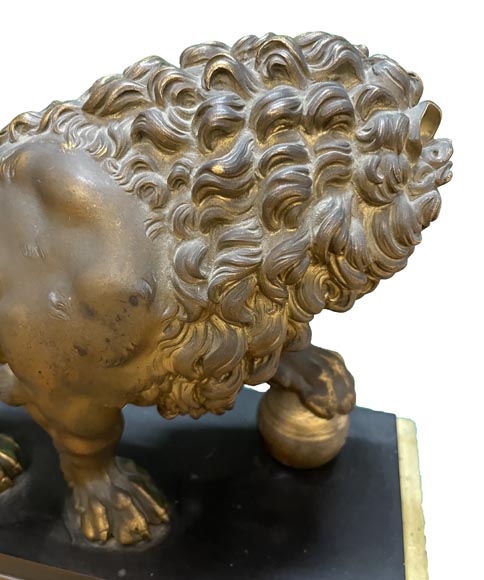 Pendule au lion de style Empire en marbre noir et bronze doré Pendule au lion de style Empire en marbre noir et bronze doré-4