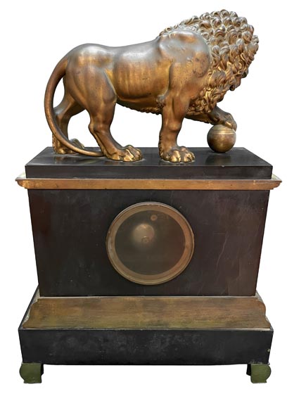 Pendule au lion de style Empire en marbre noir et bronze doré Pendule au lion de style Empire en marbre noir et bronze doré-9