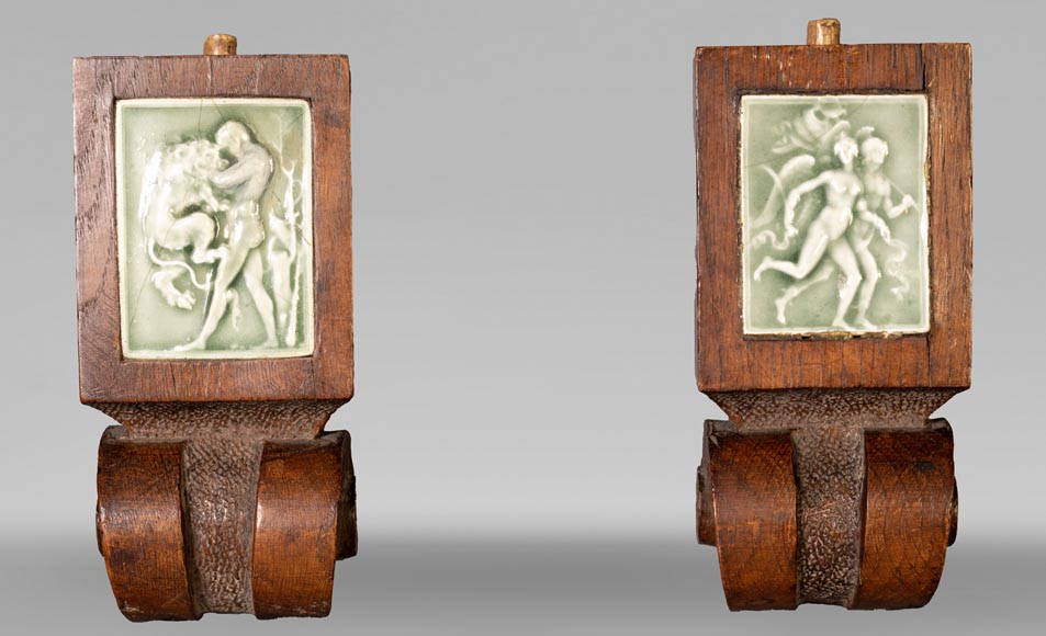 DECK Théodore, miroir monumental en chêne orné de médaillons en faïence verte-1