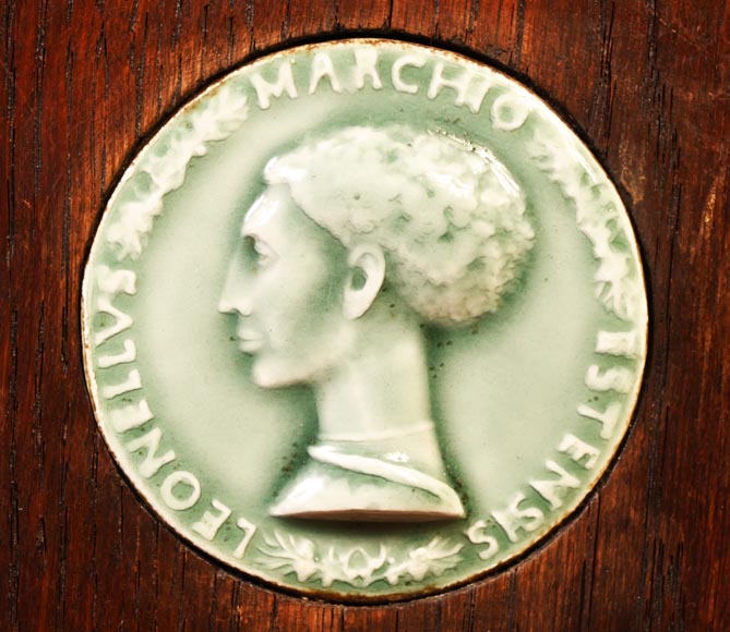 DECK Théodore, miroir monumental en chêne orné de médaillons en faïence verte-12