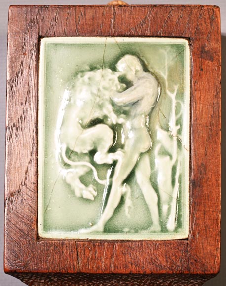 DECK Théodore, miroir monumental en chêne orné de médaillons en faïence verte-14