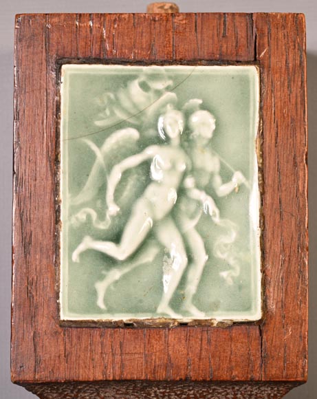 DECK Théodore, miroir monumental en chêne orné de médaillons en faïence verte-15