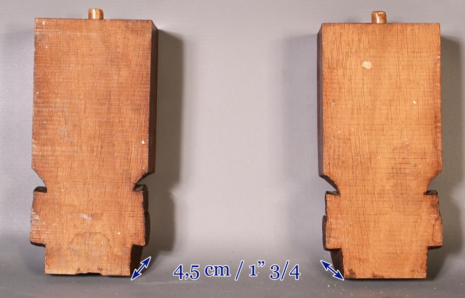 DECK Théodore, miroir monumental en chêne orné de médaillons en faïence verte-19