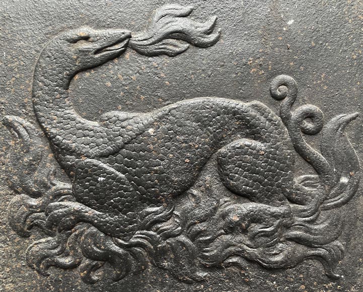 Plaque de cheminée du XVIIe siècle, décorée d’une salamandre, emblème de François Ier-1