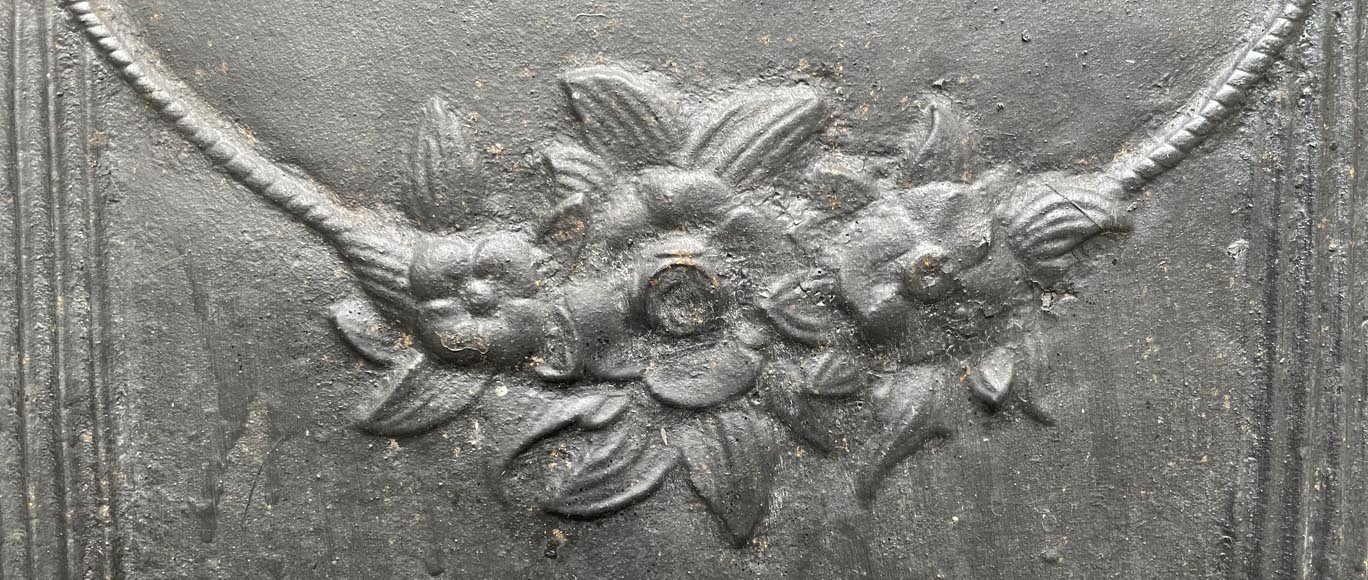 Plaque de cheminée du XVIIIe siècle ornée d’une guirlande de fleurs-1