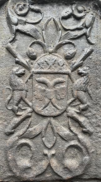 Plaque de cheminée du XVIe siècle aux armes de Charles-Quint-1