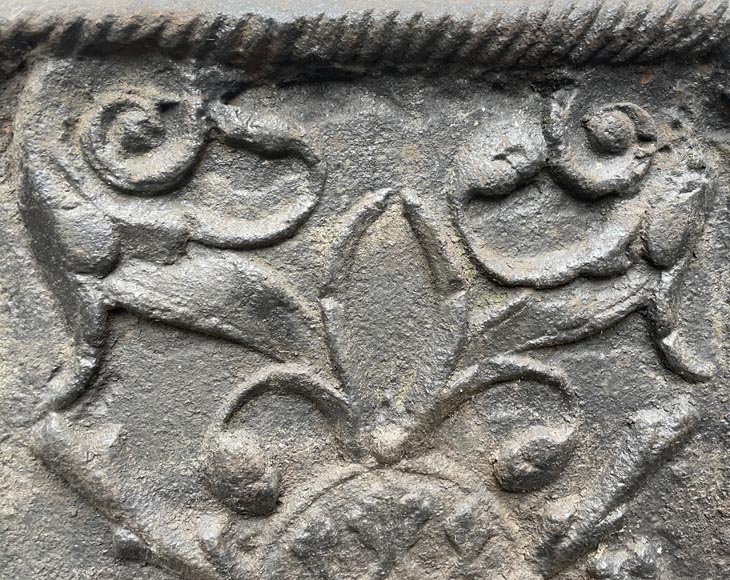 Plaque de cheminée du XVIe siècle aux armes de Charles-Quint-4