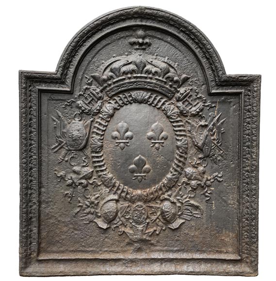 Plaque de cheminée du XVIIIe siècle décorée de trois lys, emblèmes des armes de la France-0