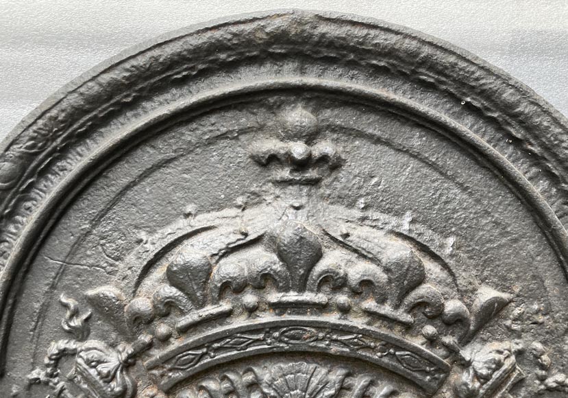 Plaque de cheminée du XVIIIe siècle décorée de trois lys, emblèmes des armes de la France-4
