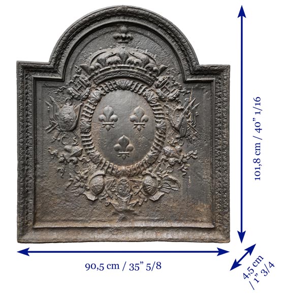 Plaque de cheminée du XVIIIe siècle décorée de trois lys, emblèmes des armes de la France-10