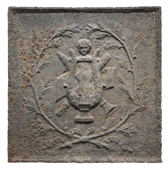 Plaque de cheminée ornée d’instruments de musique antiques entourés d’une couronne de laurier-0