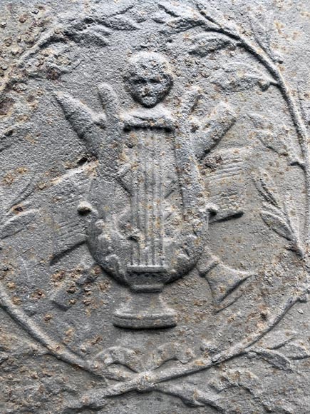 Plaque de cheminée ornée d’instruments de musique antiques entourés d’une couronne de laurier-1