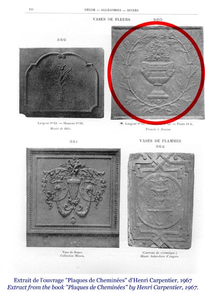 Plaque de cheminée décorée d’un vase antique à fleurs encadré d’une couronne de laurier-1