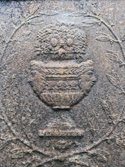 Plaque de cheminée décorée d’un vase antique à fleurs encadré d’une couronne de laurier-2